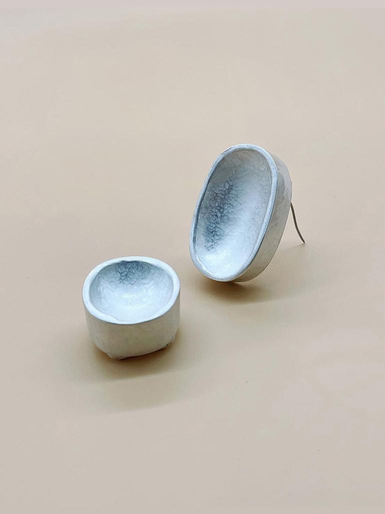 Christine Matthias, 2 Broschen aus Silber, oval und rund