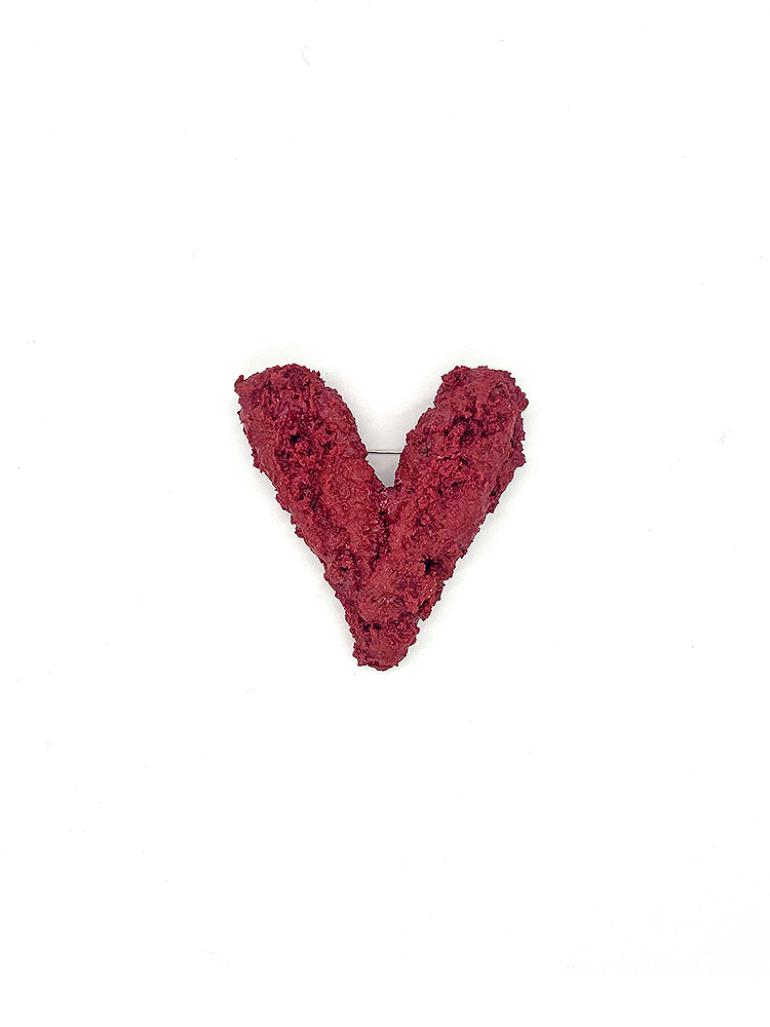 Yoojung Kim: 'Heart', Brosche, Bernstein, Kunstharz
