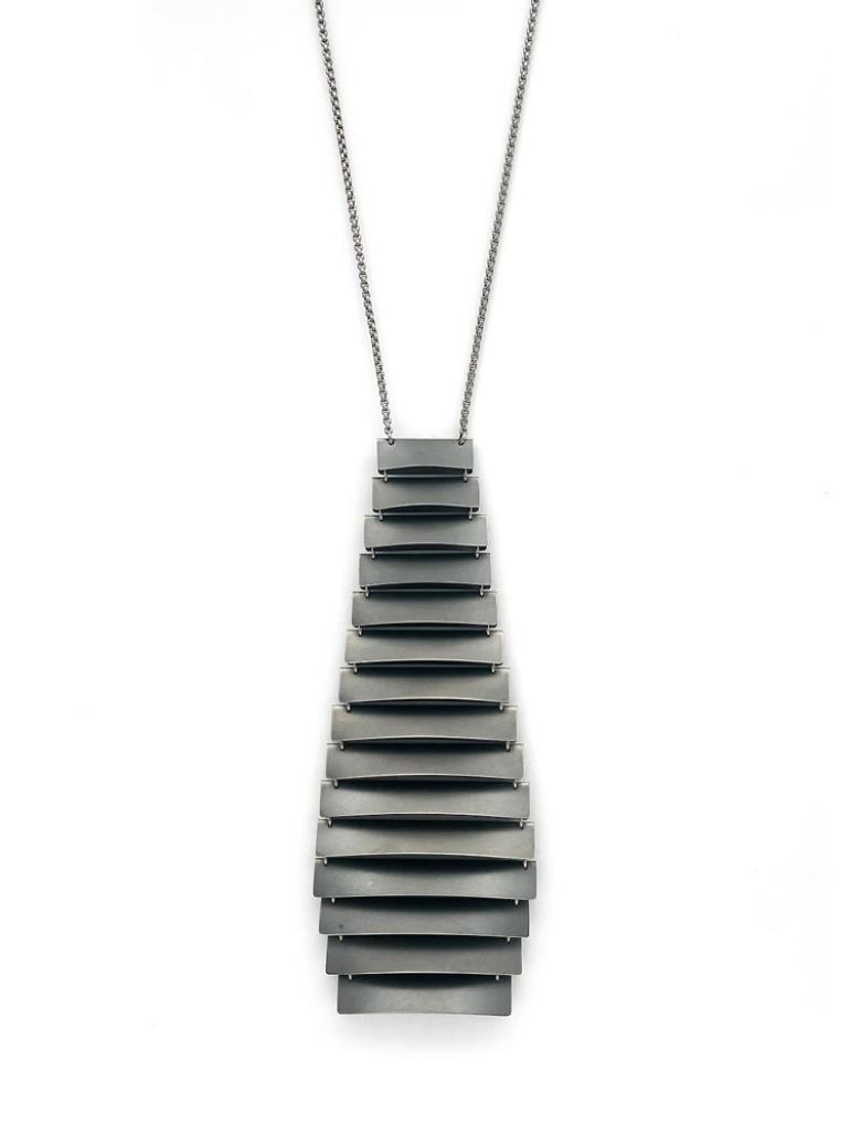 Silke Trekel, 'Guerteltier', Anhänger, Titan