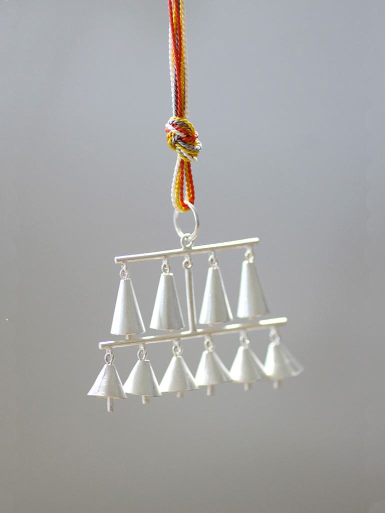 Sayumi Yogouchi, Pendant - Talisman 'Ring My Bells', Silber, Seide