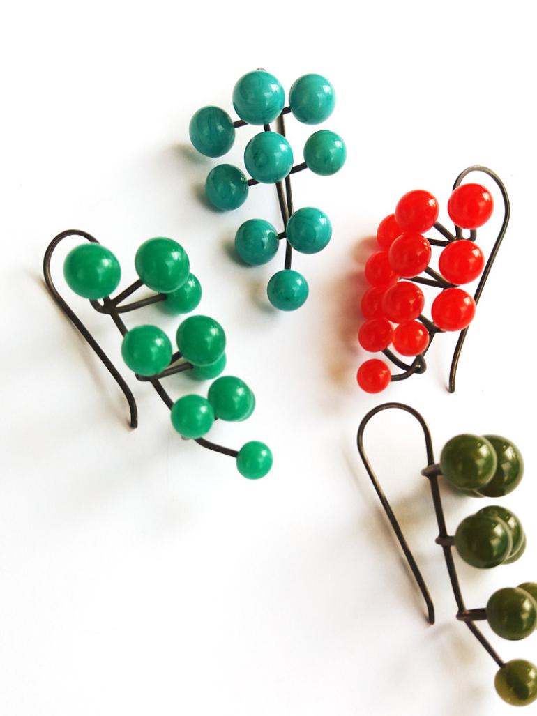 Kira Fritsch, Ohrhänger 'Berries', rot, grün, türkis oliv