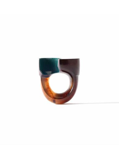 Yoojung Kim: 'Eye Drops Cap', Ring, Bernstein, Kunstharz recycelt