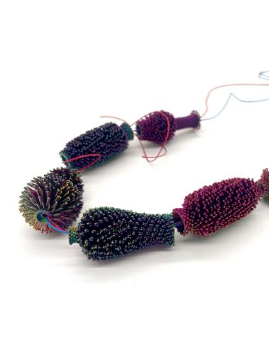 Lingjie Wang, Kette 1, changierende Farben, PLA, Silber